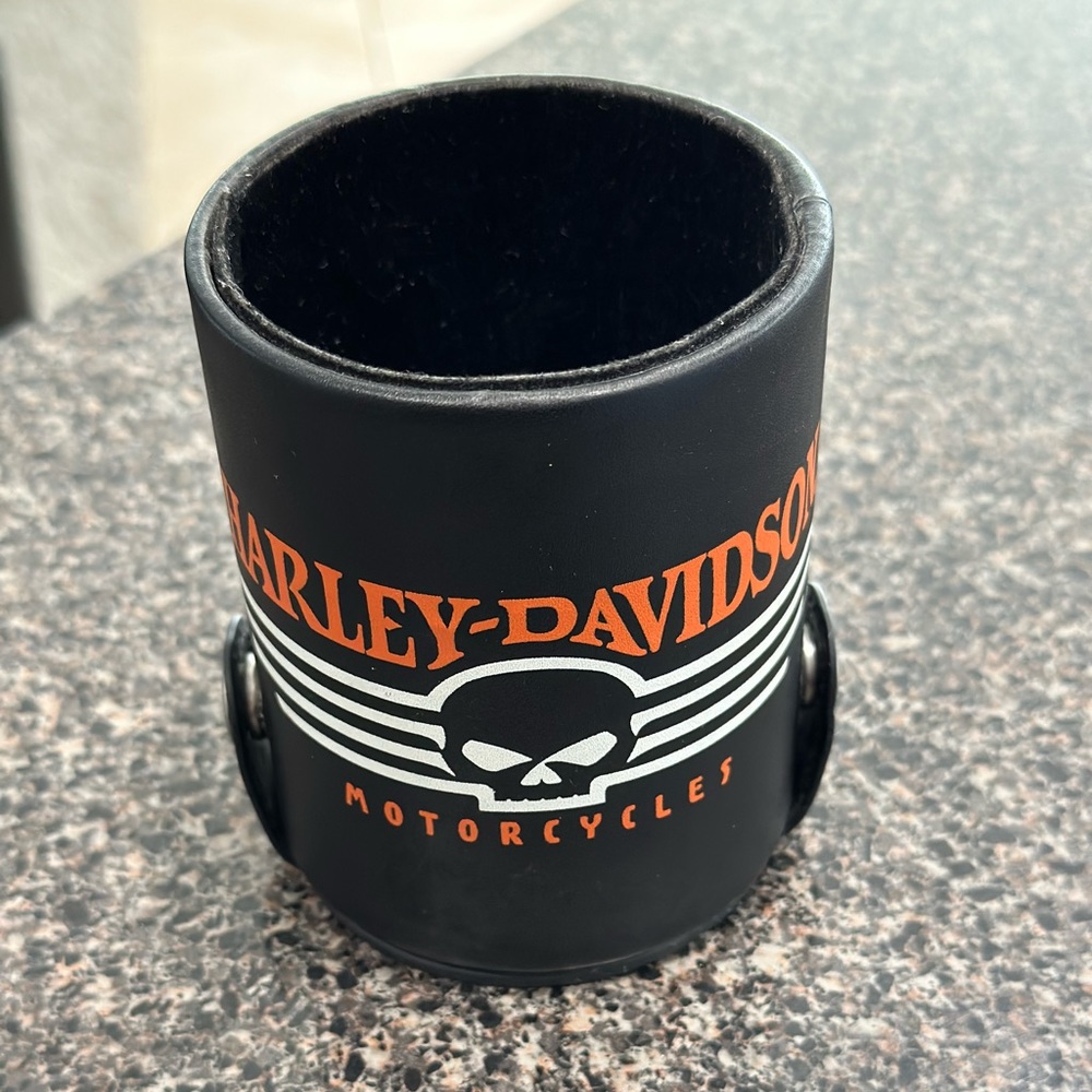 AUTHENTIC leather Harley Davidson dice game *matching dice included